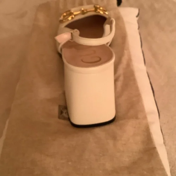 Gucci Cream Flats with Gold Detailing - Picture 7 of 11